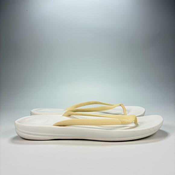 FitFlop iQushion Ergonomic White Flip Flops Comfort Sandals Women’s Size 8 - Picture 1 of 7